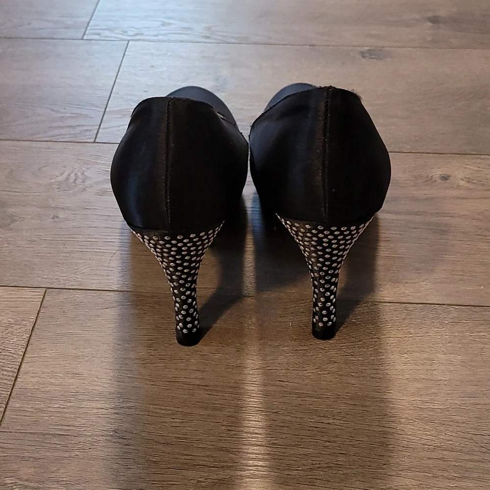 Shoes - Picture 2 of 7